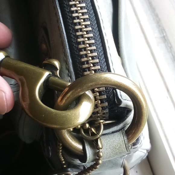 Coach leather shoulder bag in grey super cool chunky style meant to look distres - Picture 9 of 11